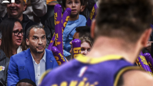 Nico Harrison, viendo en directo a Luka Doncic en el Mavs-Lakers.