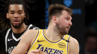 Luka Doncic no pudo liderar a los Lakers ante los Nets.