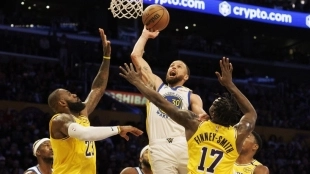Stephen Curry in a game against the Los Angeles Lakers.