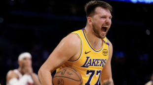 Luka Doncic, triunfando con el 77 de Los Angeles Lakers. 