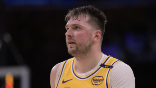 Horrible partido de Luka Doncic ante los Warriors. 