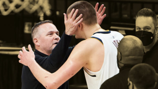 Mike Malone embracing Nikola Jokic: it was another time for the Nuggets.