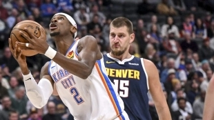Shai Gilgeous-Alexander, defendido por Nikola Jokic