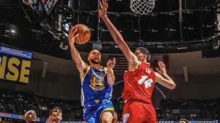 Stephen Curry le clavó 52 puntos a Memphis Grizzlies. 