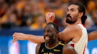 Steven Adams defended by Draymond Green.
