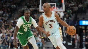 Chris Paul, defendido por Jrue Holiday