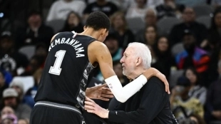 Victor Wembanyama y Gregg Popovich.
