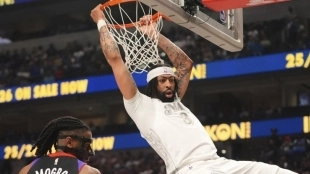 Anthony Davis, colgándose del aro