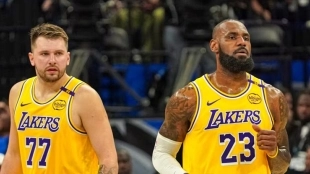Luka Doncic y LeBron James, estrellas de Los Angeles Lakers.