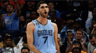 Santi Aldama renews his contract with the Grizzlies.
