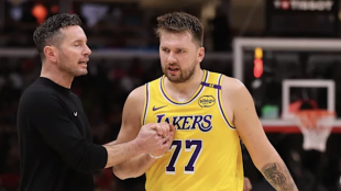 JJ Redick, estrella de Los Angeles Lakers, junto a Luka Doncic. 