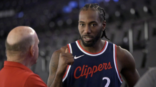 Kawhi Leonard, hablando con Steve Ballmer. 