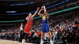 Los jugadores de la historia de la NBA con más triples anotados en un solo partido