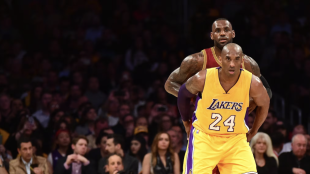 LeBron James, defendiendo a Kobe Bryant: 2 de los mejores de la historia de la NBA