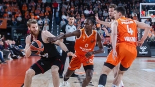Valencia Basket beats Olympiacos in battle for the Playoffs.