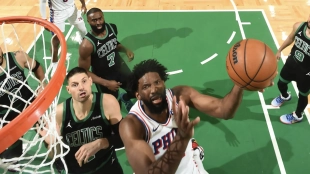 Un 'resucitado' Joel Embiid le da vida a los Sixers y complica a los Celtics