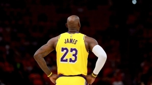 Playoffs NBA 2026: LeBron James deja hundidos a los Rockets