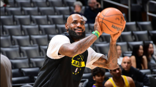 LeBron James taunts Durant. Photo: gettyimages