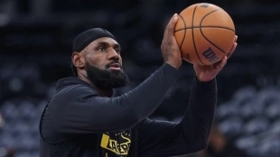 Rumores NBA: El sorprendente contrato que 2 franquicias estarían dispuestas a ofrecerle a LeBron James