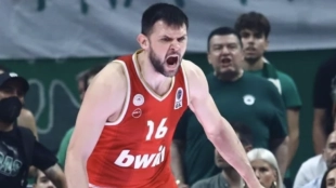 Olympiacos se come al Hapoel Tel Aviv y apunta a ganar la temporada regular de la Euroliga