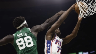 Playoffs NBA: Los Sixers asaltan Boston al ritmo de Edgecombe y Maxey