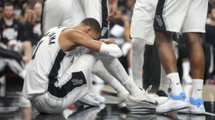 Victor Wembanyama had to leave the Spurs-Blazers game.