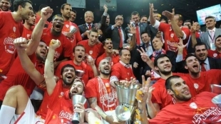 El curioso incidente de un actor en escena tras la victoria de Olympiacos en la Euroliga 2012