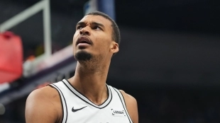 Wembanyama deja atrás a Abdul-Jabbar y Jokic en su estreno en los playoffs
