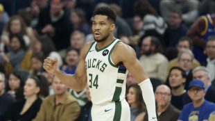 Giannis Antetokounmpo le sigue dando vueltas a su futuro