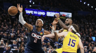 Shai Gilgeous Alexander, simulando una falta ante LeBron James y Austin Reaves.