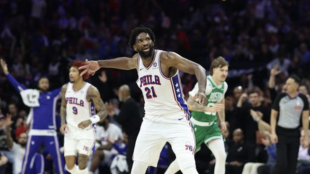 Joel Embiid y los Sixers, dando mucho juego ante los Celtics. 